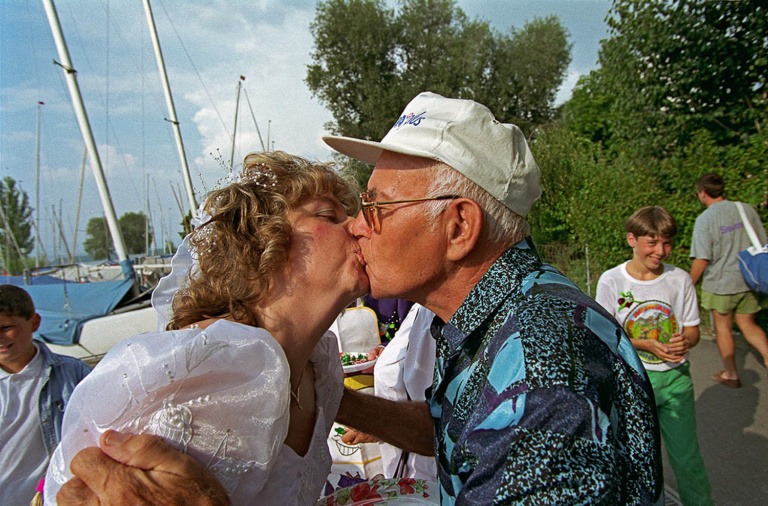 Papa küsst frisch verheiratete Tochter